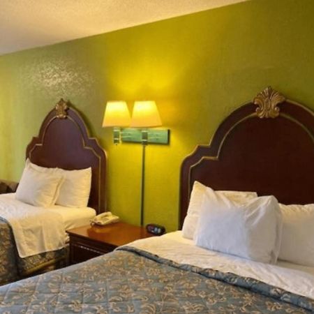 Travelodge By Wyndham Sellersburg Bagian luar foto