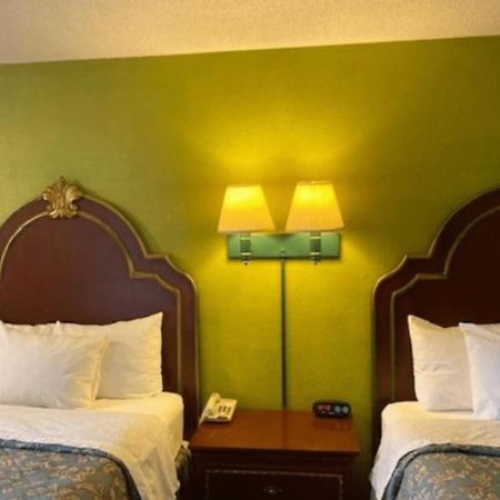 Travelodge By Wyndham Sellersburg Bagian luar foto