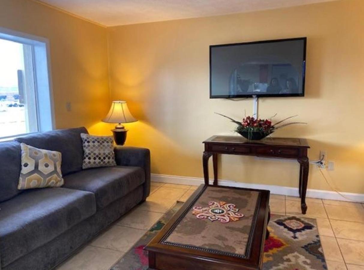 Travelodge By Wyndham Sellersburg Bagian luar foto