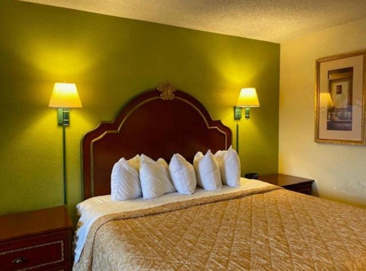 Travelodge By Wyndham Sellersburg Bagian luar foto