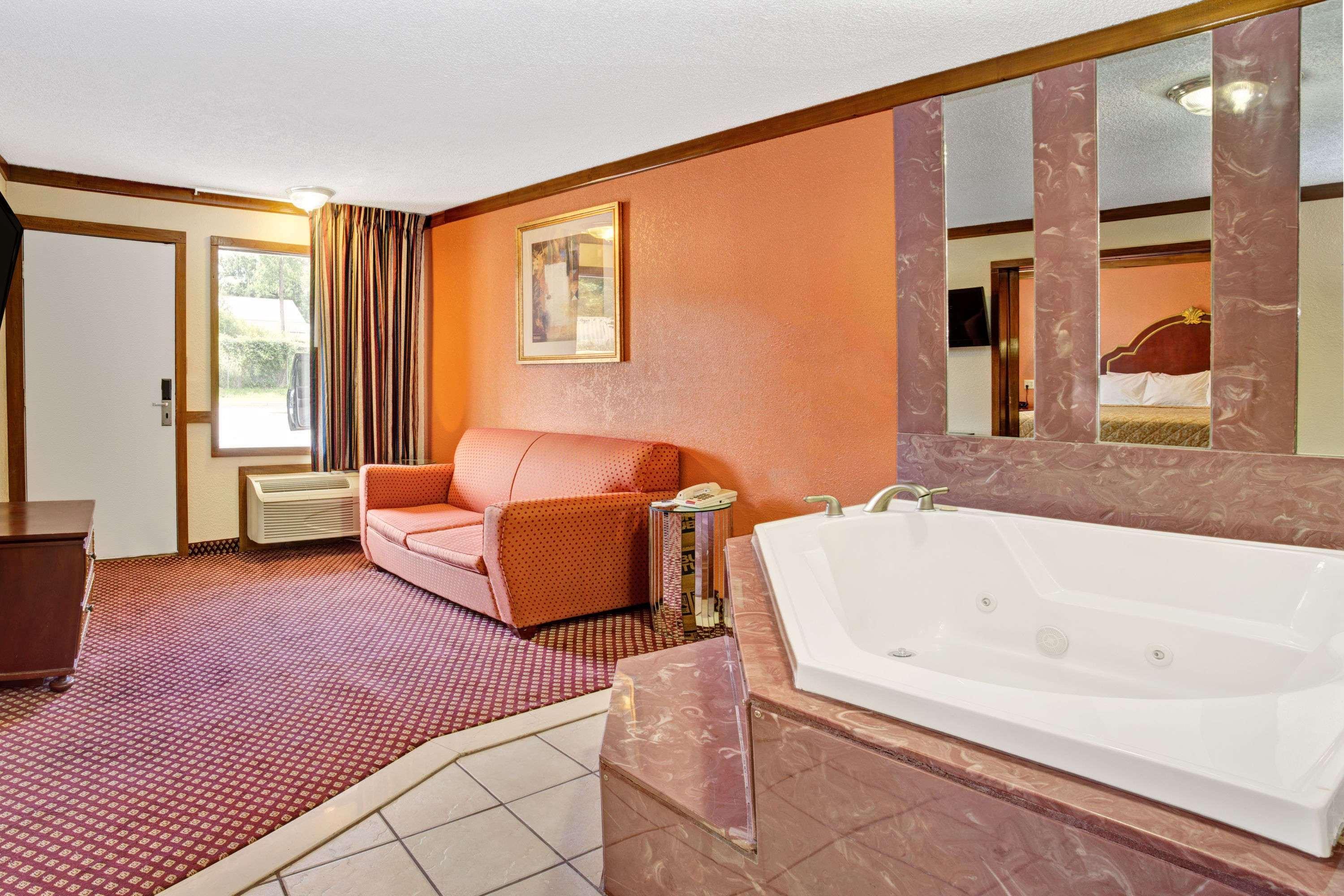Travelodge By Wyndham Sellersburg Bagian luar foto
