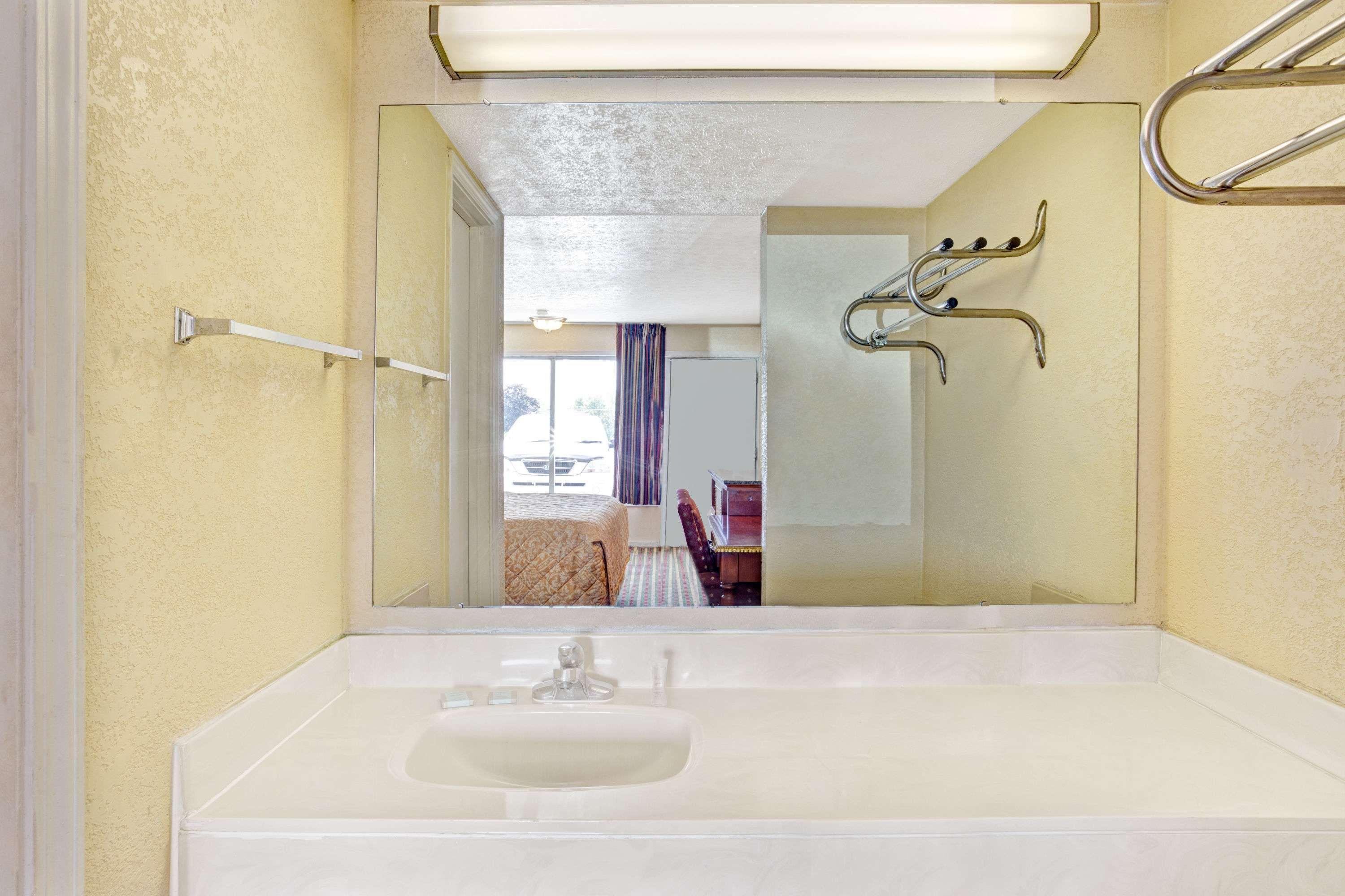 Travelodge By Wyndham Sellersburg Bagian luar foto