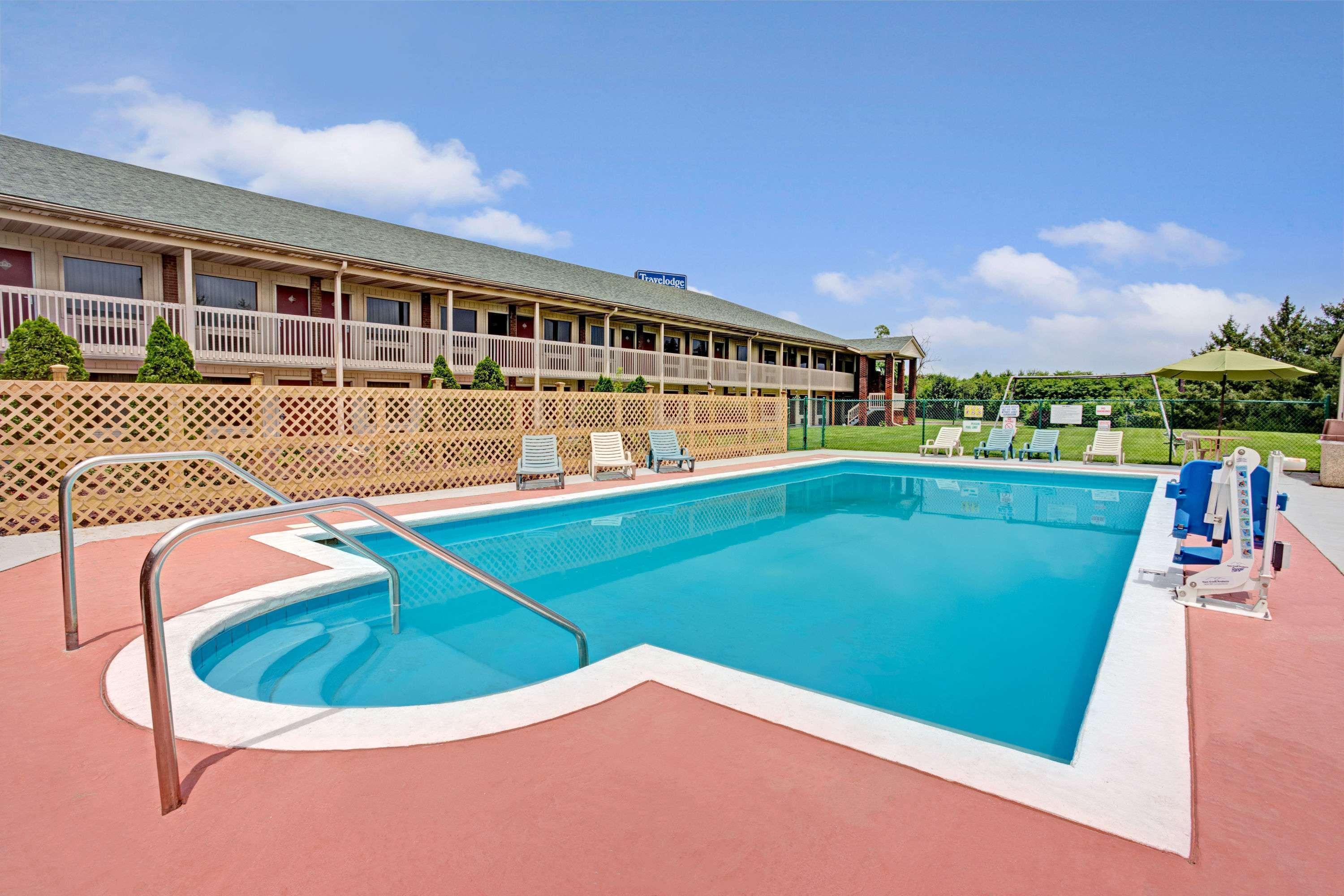 Travelodge By Wyndham Sellersburg Bagian luar foto