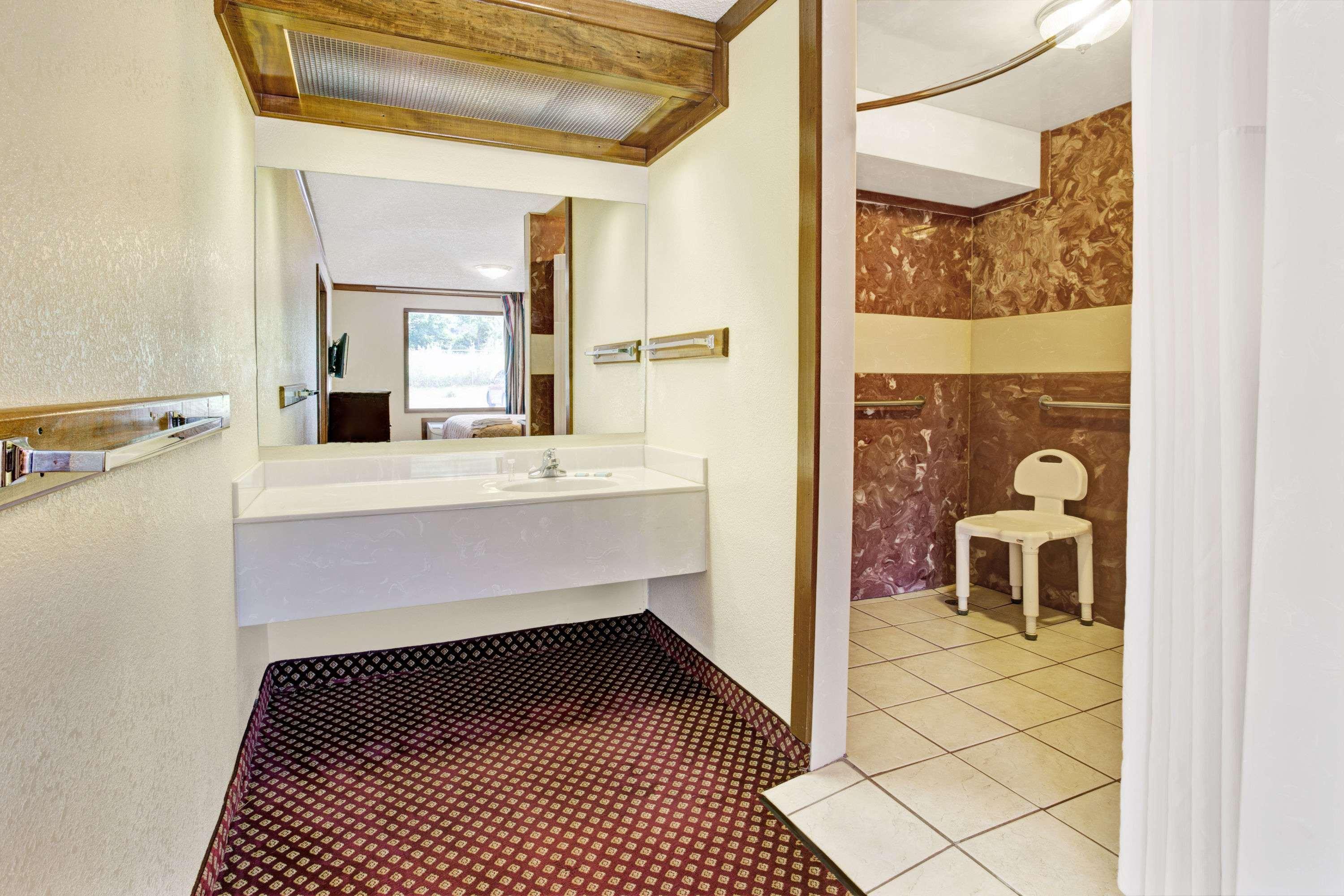 Travelodge By Wyndham Sellersburg Bagian luar foto