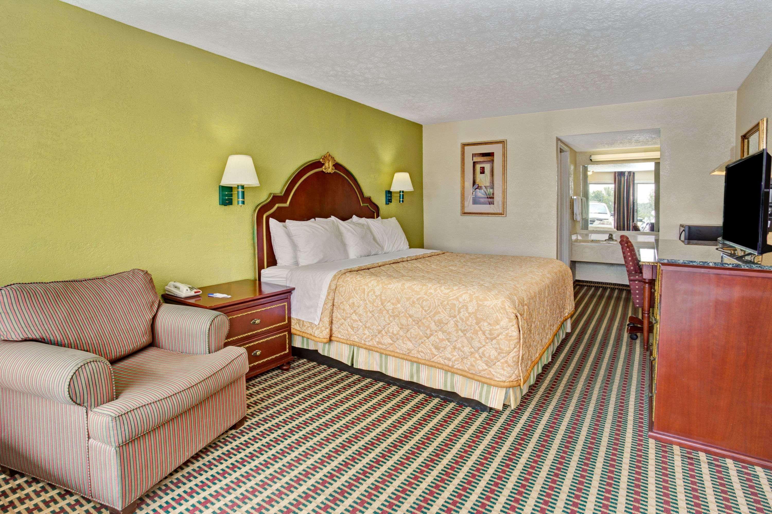 Travelodge By Wyndham Sellersburg Bagian luar foto