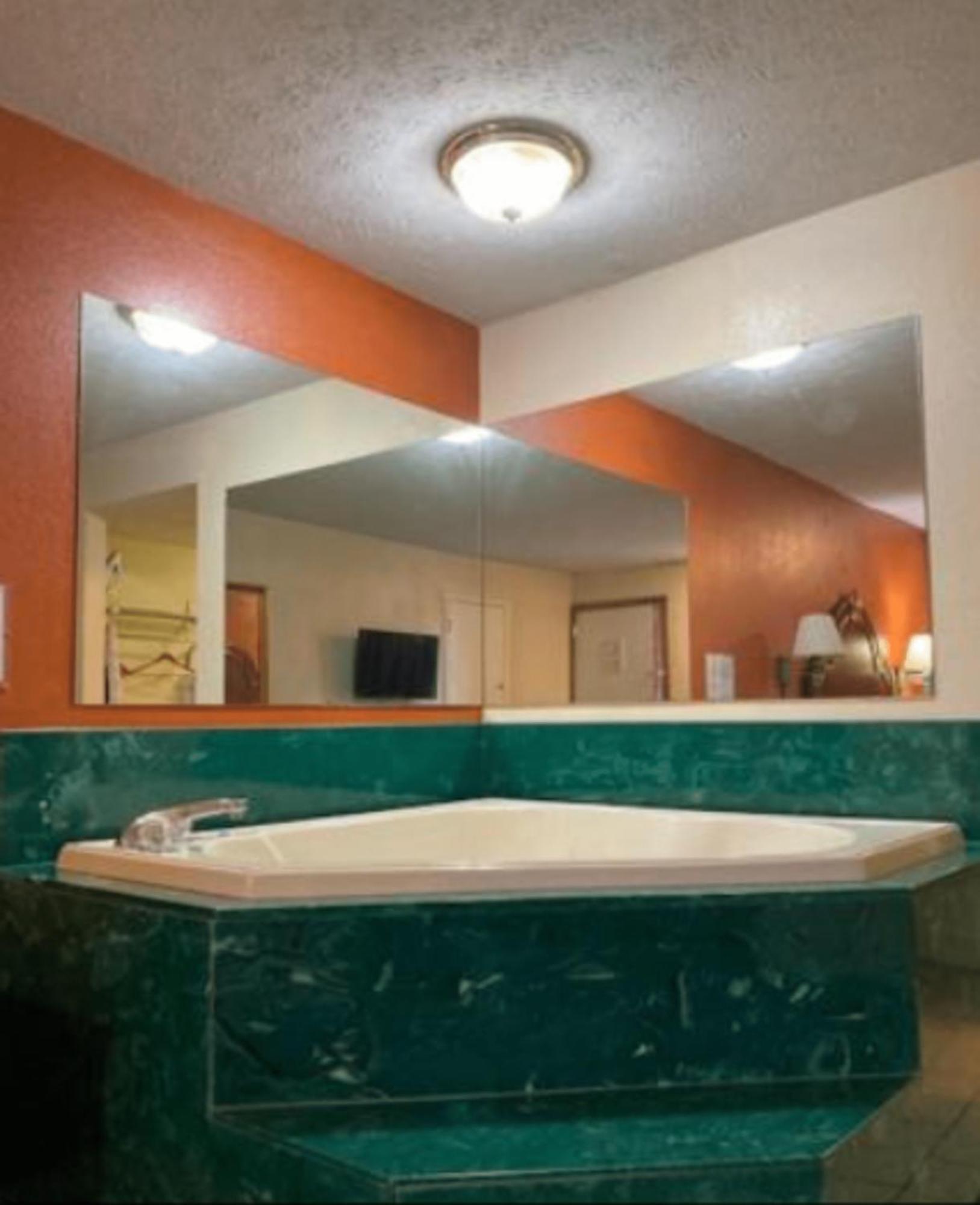 Travelodge By Wyndham Sellersburg Bagian luar foto