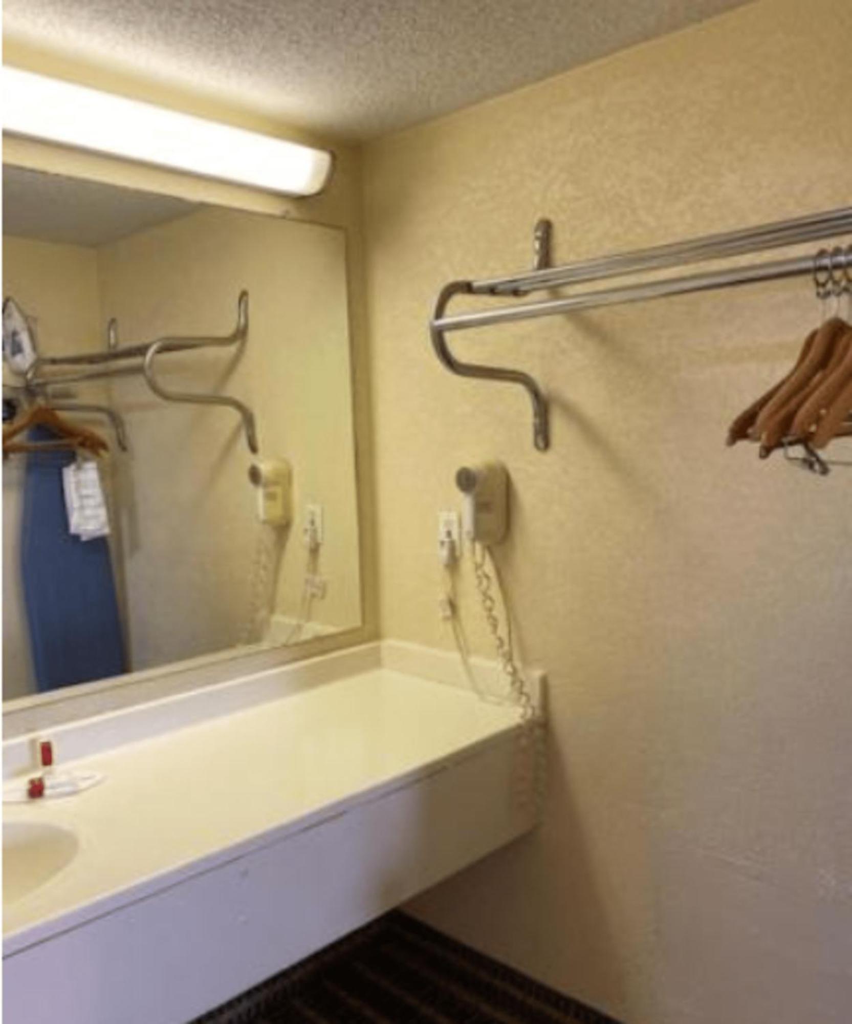 Travelodge By Wyndham Sellersburg Bagian luar foto