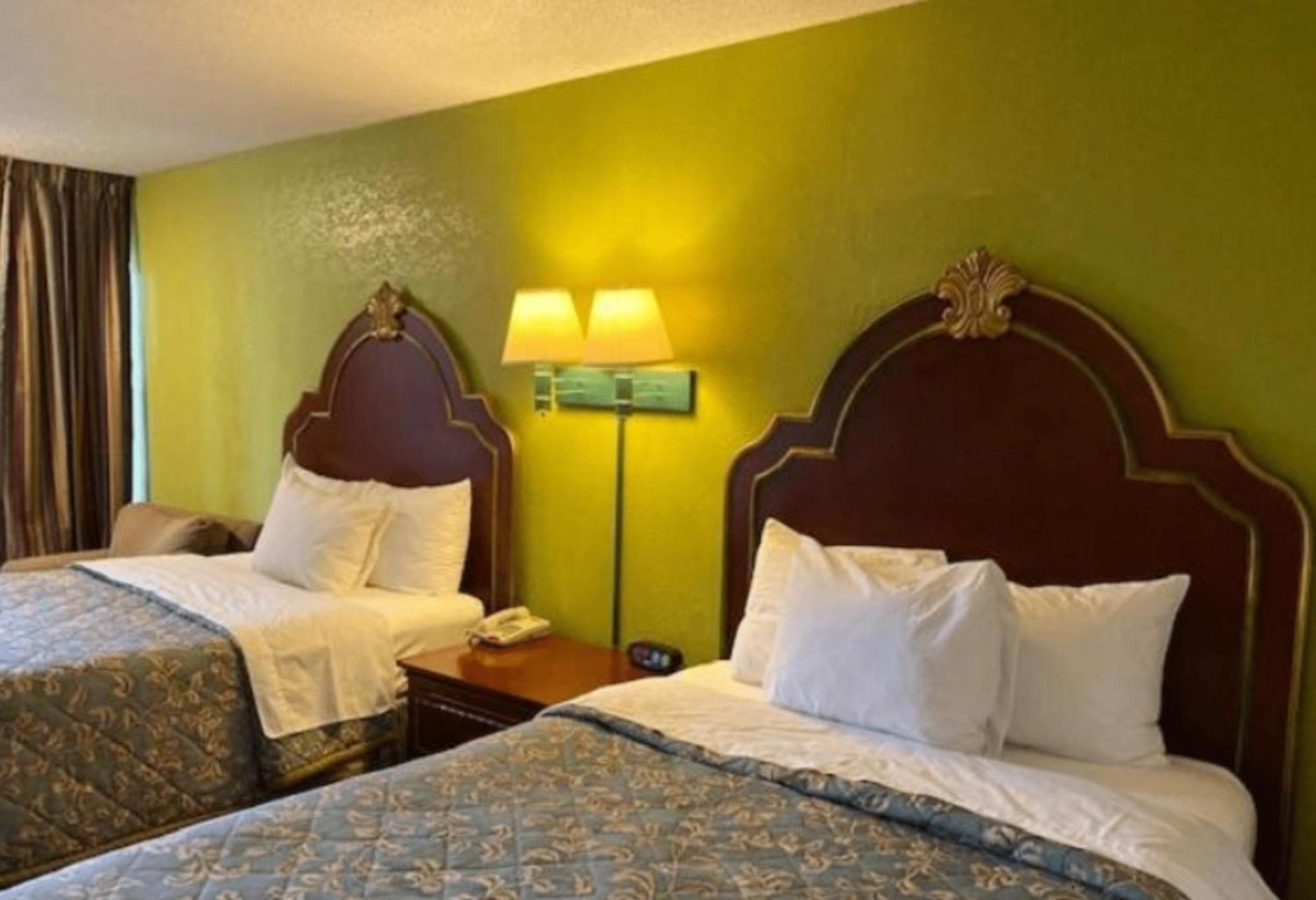Travelodge By Wyndham Sellersburg Bagian luar foto