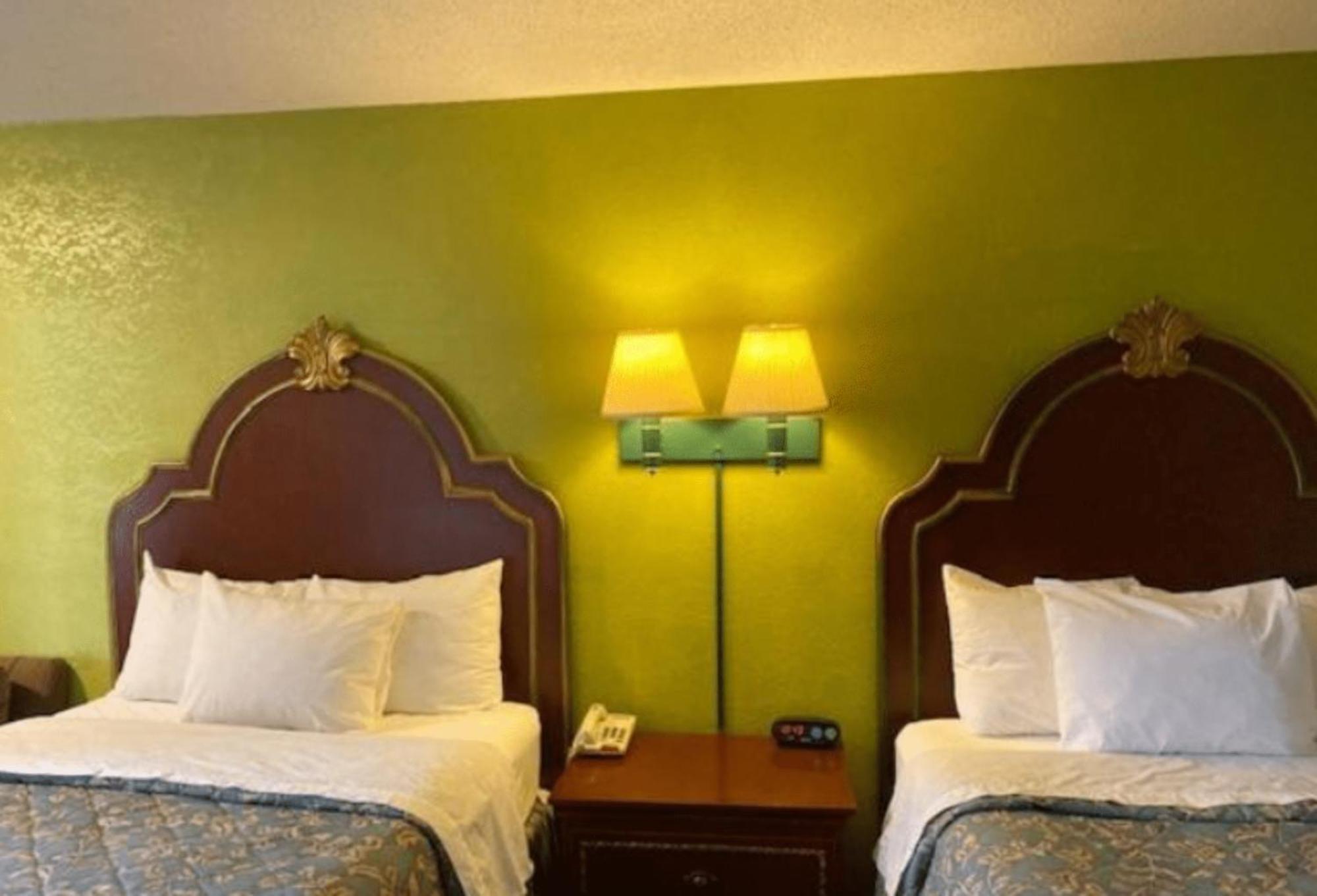 Travelodge By Wyndham Sellersburg Bagian luar foto