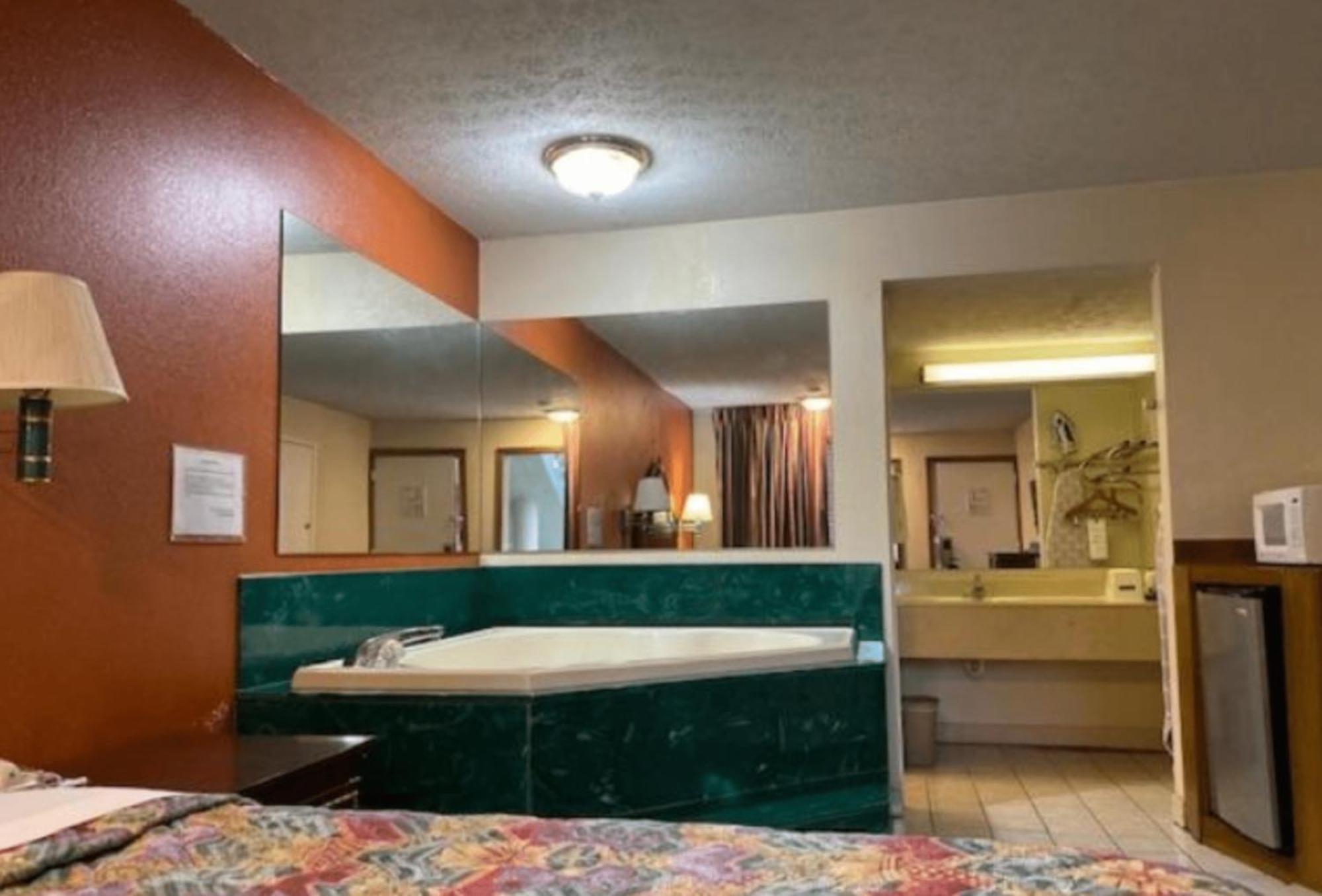 Travelodge By Wyndham Sellersburg Bagian luar foto